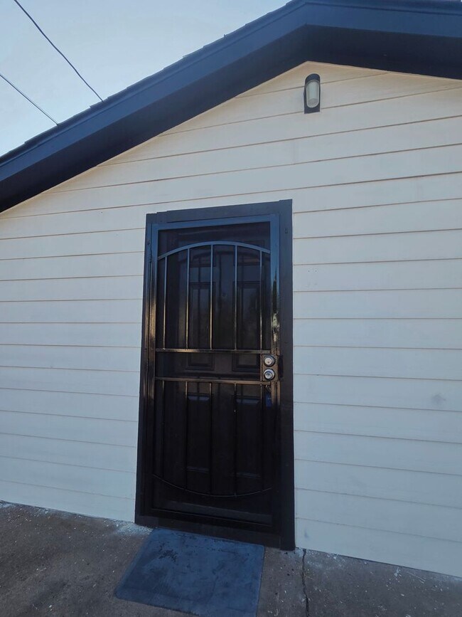 Building Photo - 5403 Ave Q 1/2