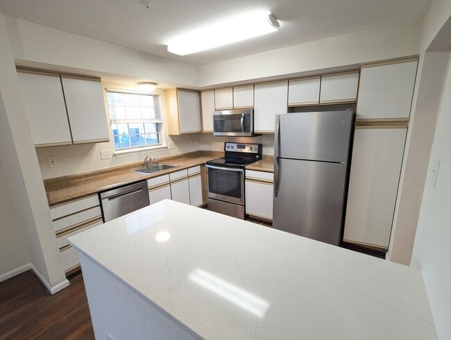 Building Photo - Well maintained townhouse in Robin Meadows Community with updated features available now!