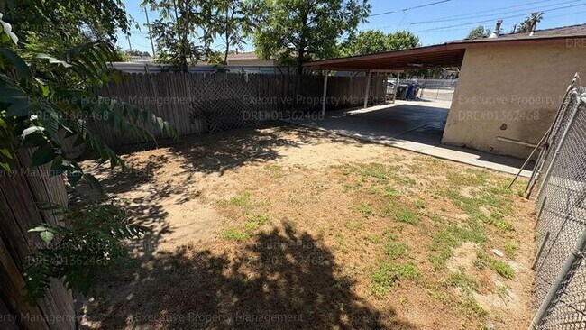 Building Photo - 3 bedroom 1 bathroom house located near E. California Ave/ Mt Vernon Ave