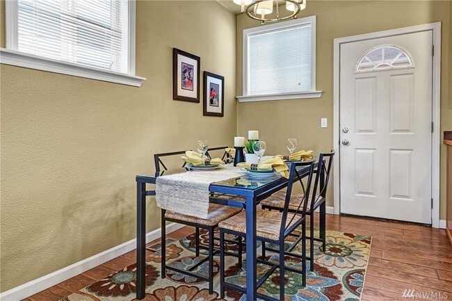 Building Photo - 3 Bed House Available Now! 1 block from Green Lake!