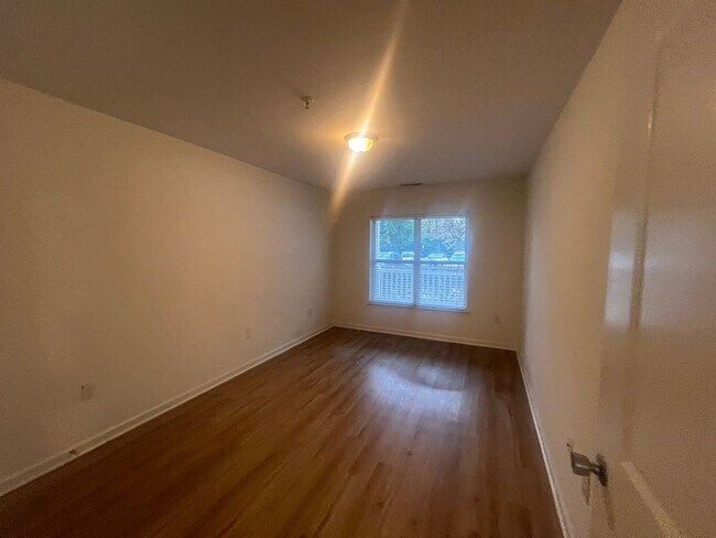 Building Photo - Central Wilmington, ground floor end unit, large 2 BR with porch(The Gardens)