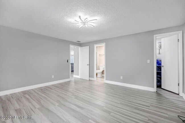 Building Photo - 1215 Bluehill Dr N