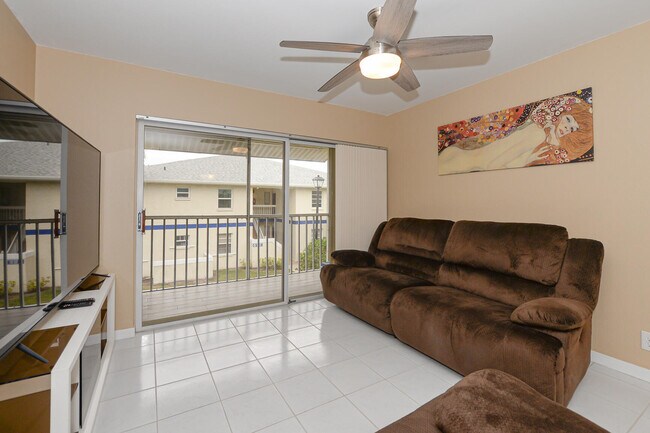 Building Photo - 1530 SE Royal Green Cir