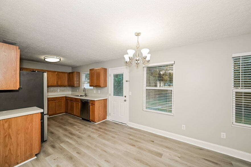 Building Photo - 805 General Barksdale Dr