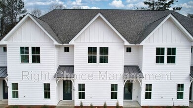 Building Photo - 630 Village Dr