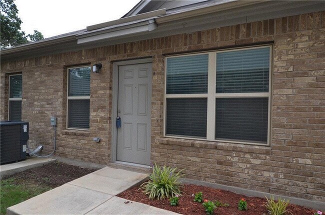 Building Photo - 2304 S Lakeline Blvd