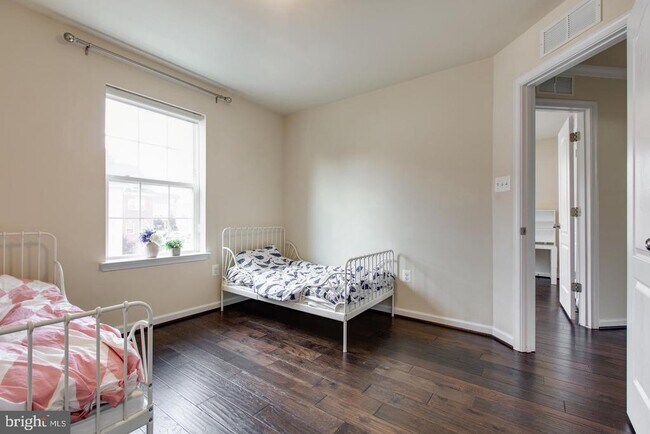 Building Photo - 7201 Thackley Way