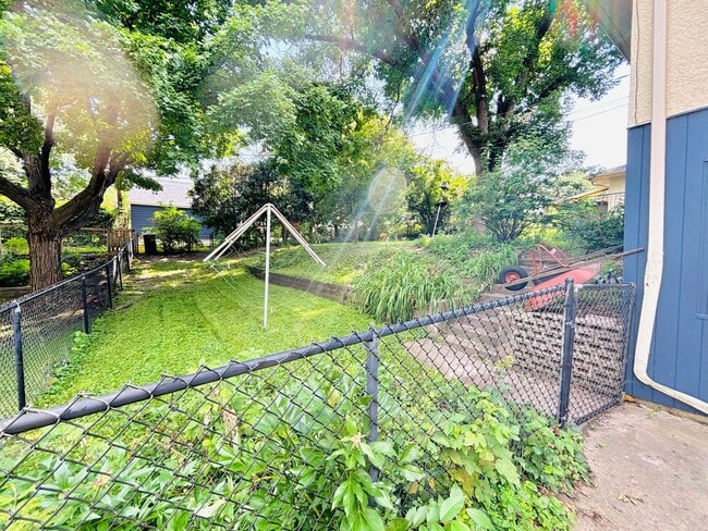 Building Photo - Quaint 1bed 1bath Lower Level Unit, With P...