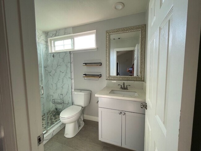 Building Photo - Light Bright 4 bedroom in Irvine