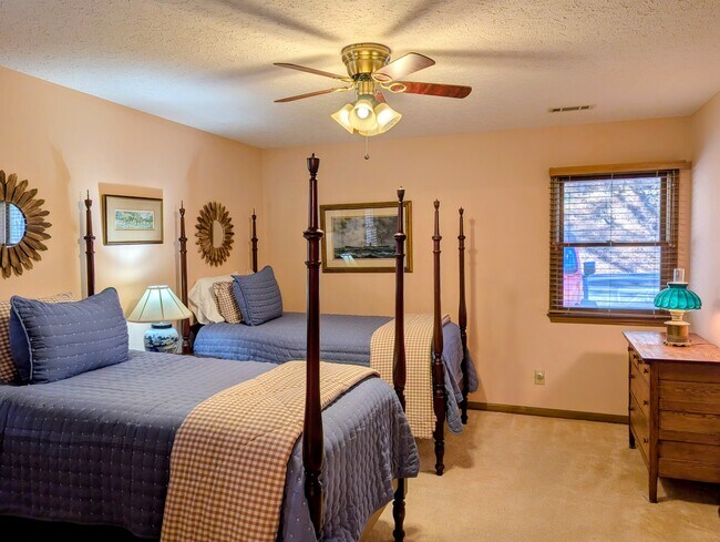 Building Photo - 842 Saddle Back Cir