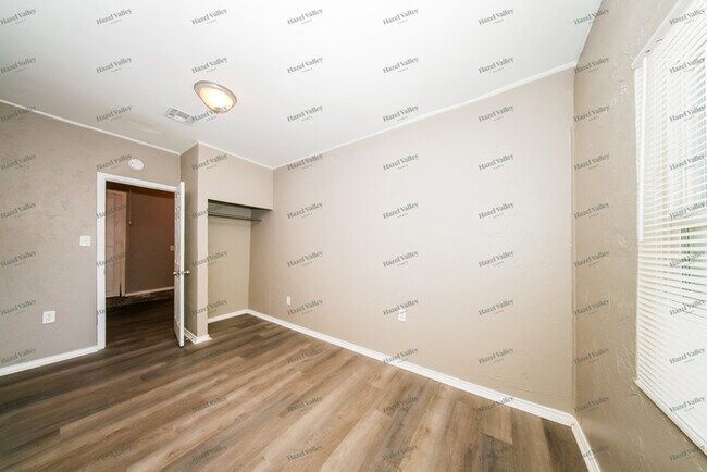 Building Photo - 430 W Juniper Dr