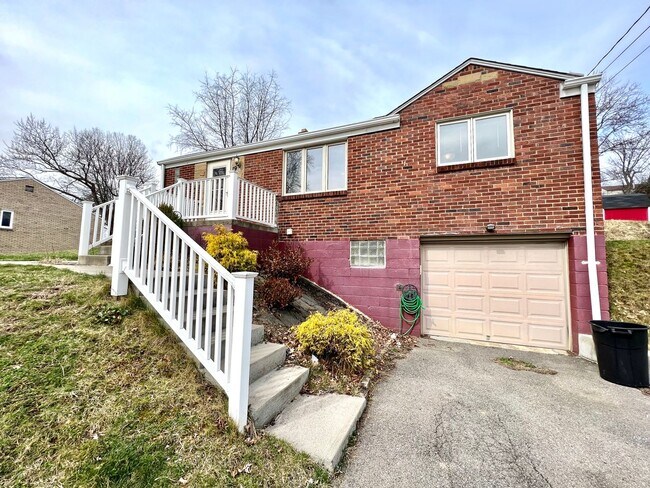 Building Photo - Coraopolis - 3 Bedroom, 1 Bath - Charming ...