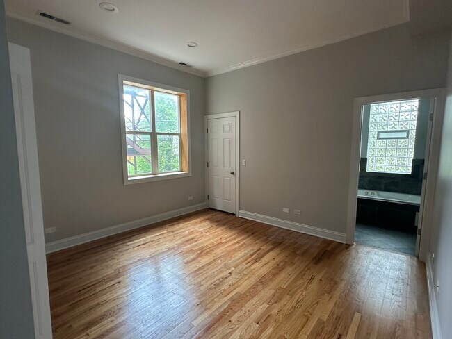 Building Photo - 4824 S King Dr