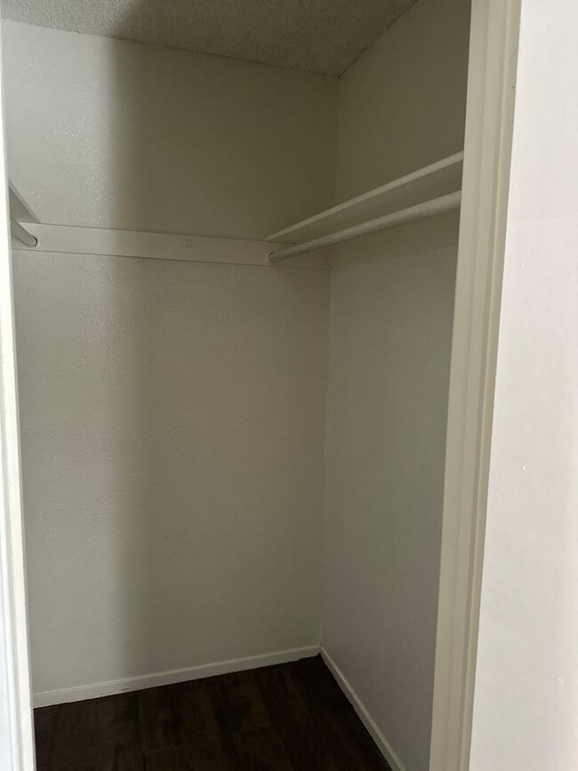Building Photo - 2 bed 1 bath duplex!
