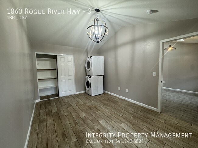 Building Photo - 1860 Rogue River Hwy