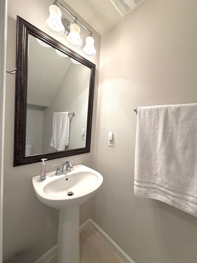 Building Photo - 13527 Montecito Pl