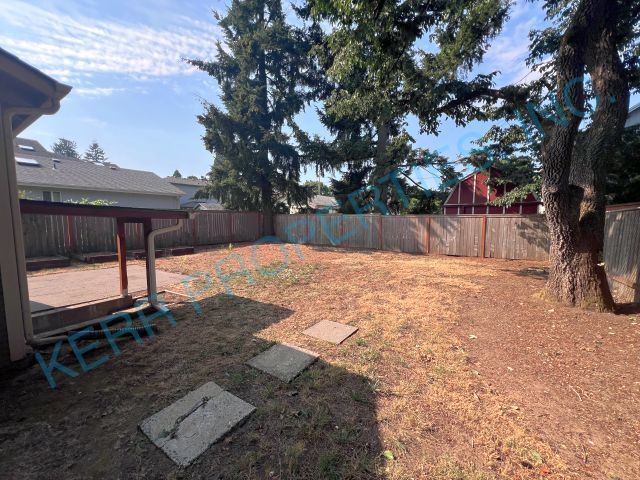 Building Photo - Charming 2-Bedroom Home with Spacious 1606 Sq Ft Living Space in Portland's SE Knapp St!