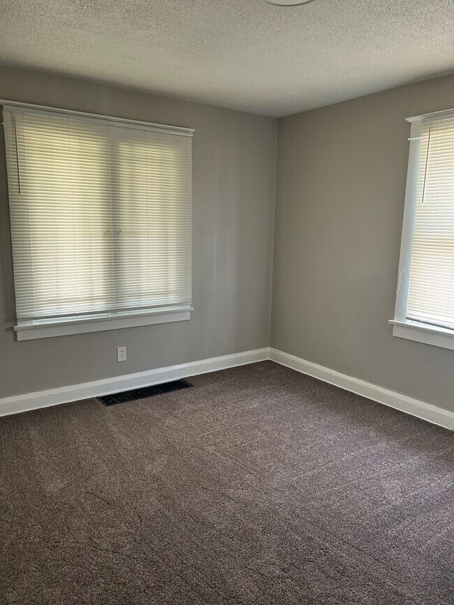 Building Photo - Updated 2/3 Bedroom Bedroom Austintown Home for Rent