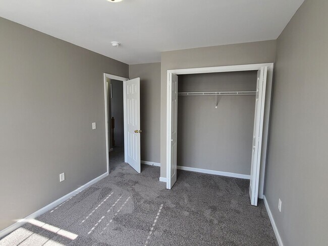 Building Photo - 3 bedroom,  2 1/2 bath town home in Waynesboro PA END UNIT