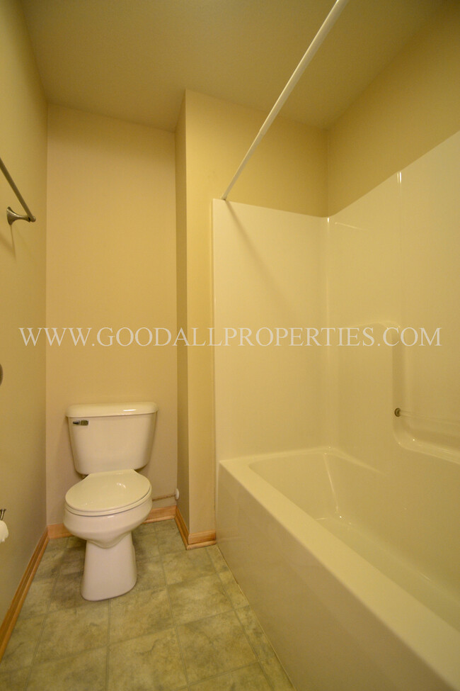Building Photo - 3 Bedroom, 2.5 Bath Townhome in Grimes