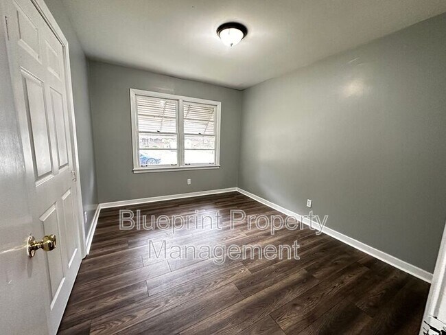Building Photo - 913 27th St SW