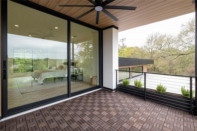 Building Photo - 2401 Oakhaven Cir