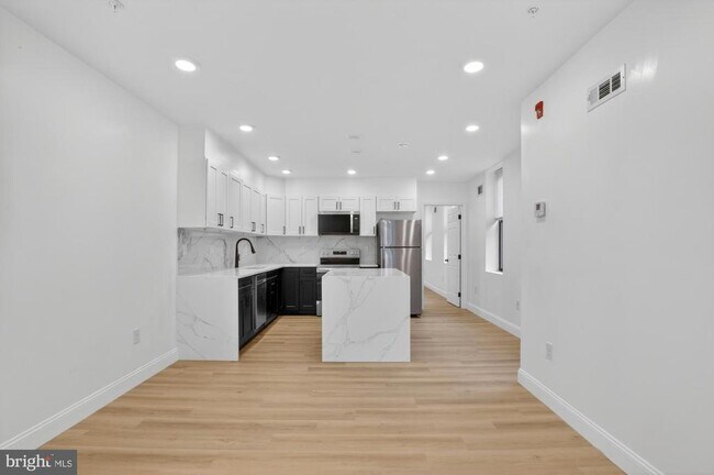 Building Photo - 712 N American St