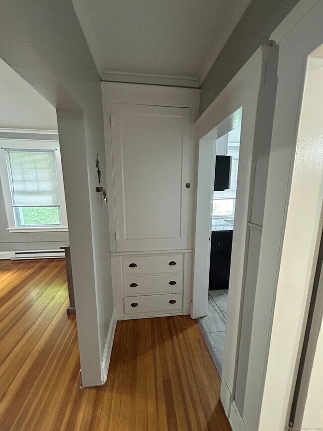 Building Photo - 647 E Main St