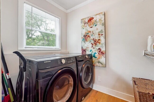 Building Photo - 2450 Hillcrest Dr