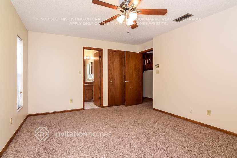 Building Photo - 10207 N Hyaleah Rd