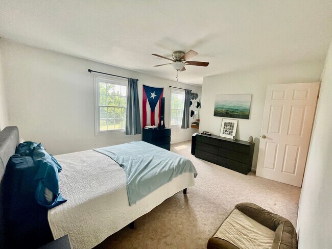 Building Photo - Charming and Spacious 3-Bedroom Home for R...