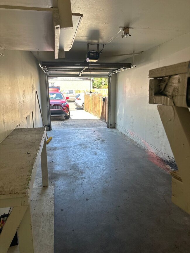 Building Photo - Clean 2 bedroom Duplex Near UNR