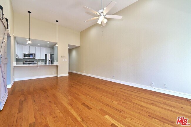 Building Photo - 326 S Manhattan Pl