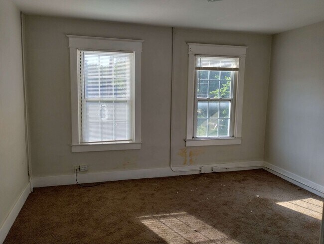 Building Photo - Call 2500 W Oak your next apt.