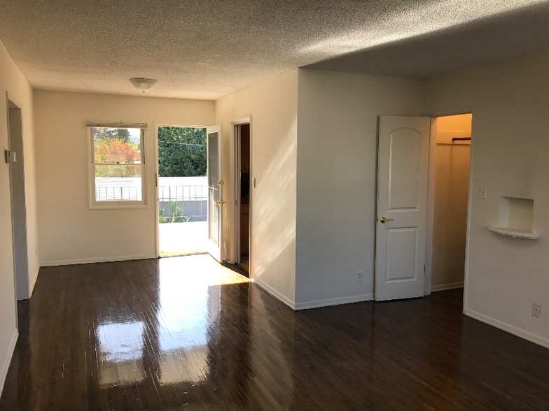 Building Photo - 13744 Burbank Blvd