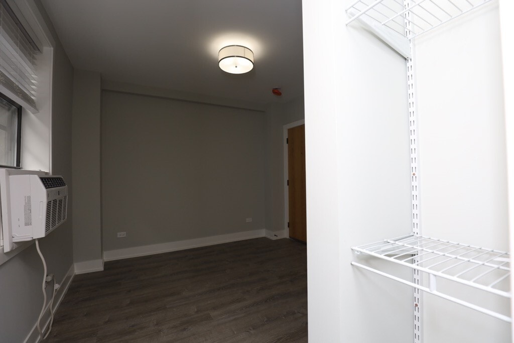 Building Photo - 510 W Belmont Ave