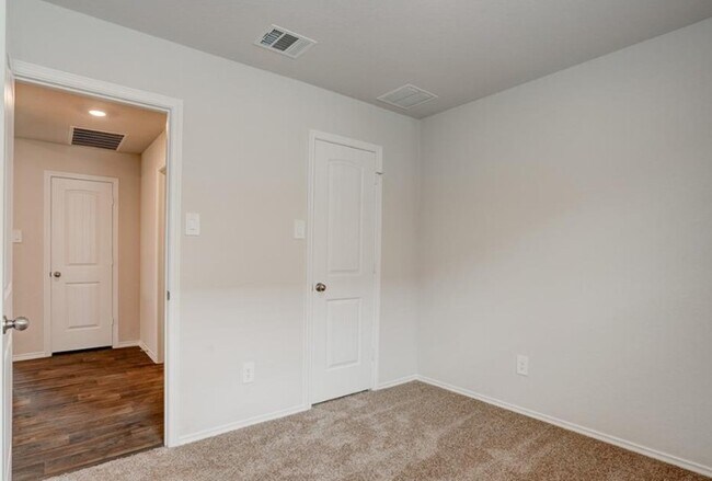 Building Photo - 121 Roanwood Dr