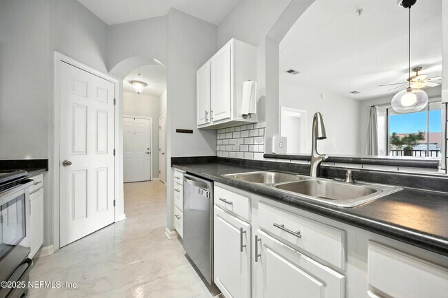 Building Photo - 7990 Baymeadows Rd