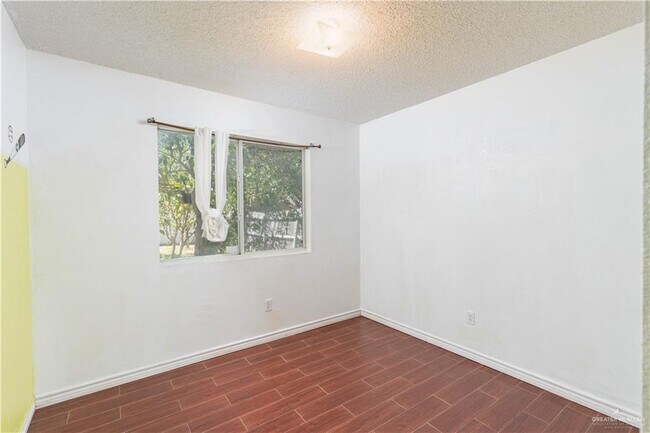 Building Photo - 17 Roundup Cir