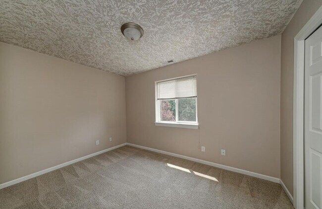 Building Photo - 4bd/2.5ba House with Washer/Dryer & Fully Fenced Yard!