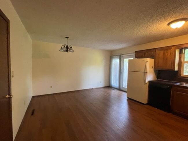 Building Photo - Southside Springfield!  2 Bedroom/2 Bath D...