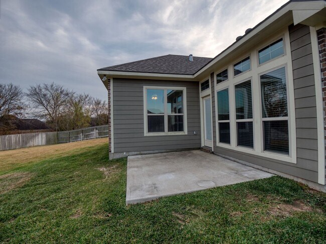 Building Photo - Spacious Single-Family Home Available Now!