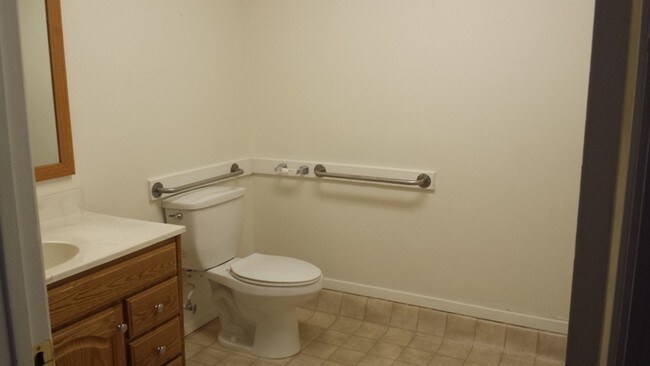 Building Photo - Commercial Property for Rent!