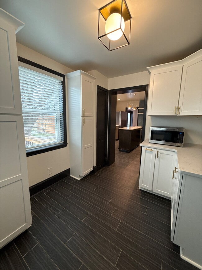 Building Photo - "Renovated 3-Bed Oasis with Granite Kitchen & Cozy Fireplace in Huntsville!"