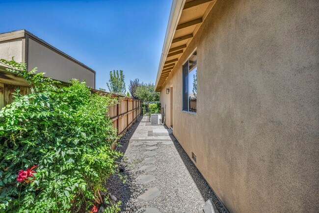 Building Photo - 2722 Mylonite Dr