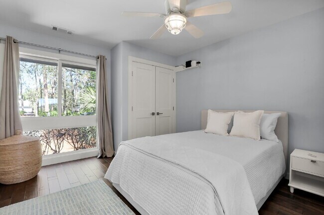 Building Photo - "Coastal Comfort Awaits: Spacious 3-Bed, 3-Bath Furnished Retreat in Moss Creek on the Marsh!"