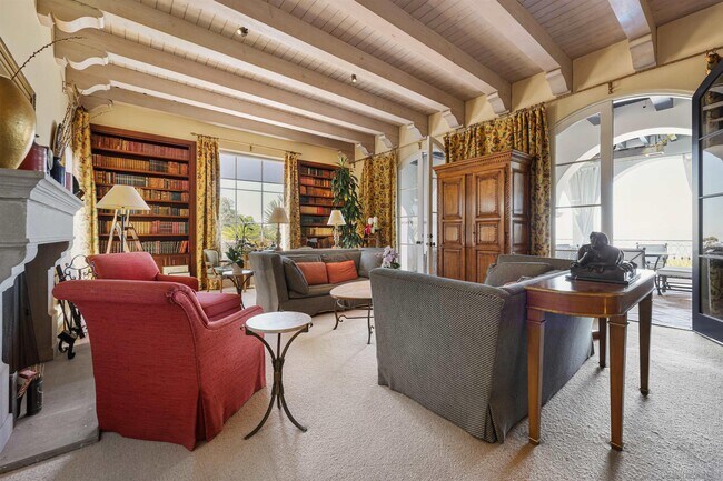 Building Photo - 6690 La Jolla Scenic S Dr