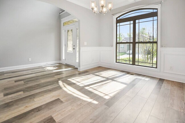 Building Photo - Pet Friendly Three Bedroom with Bonus!