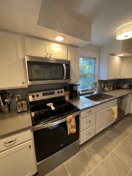 Building Photo - 324 Fairfield Ave