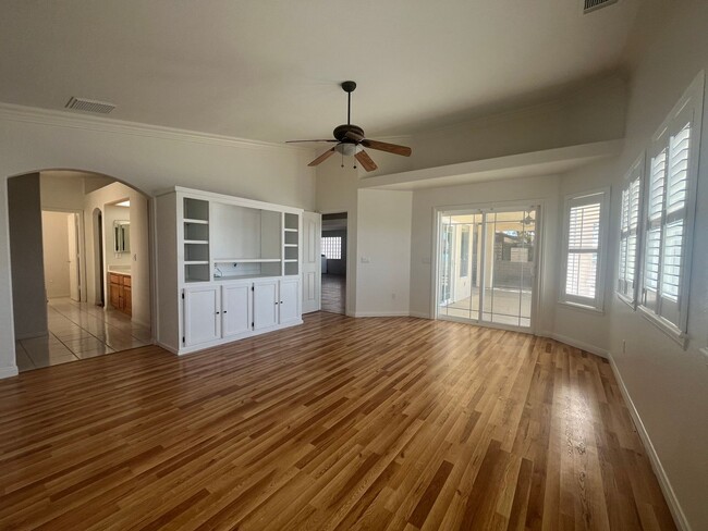 Building Photo - Lake front 3 bed 2 bth home in Helendale!